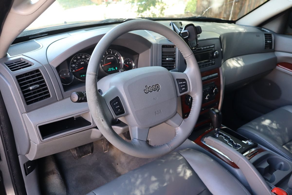 Used 2007 Jeep Grand Cherokee Limited w/ Trailer Tow Group IV AWD/4WD image 16