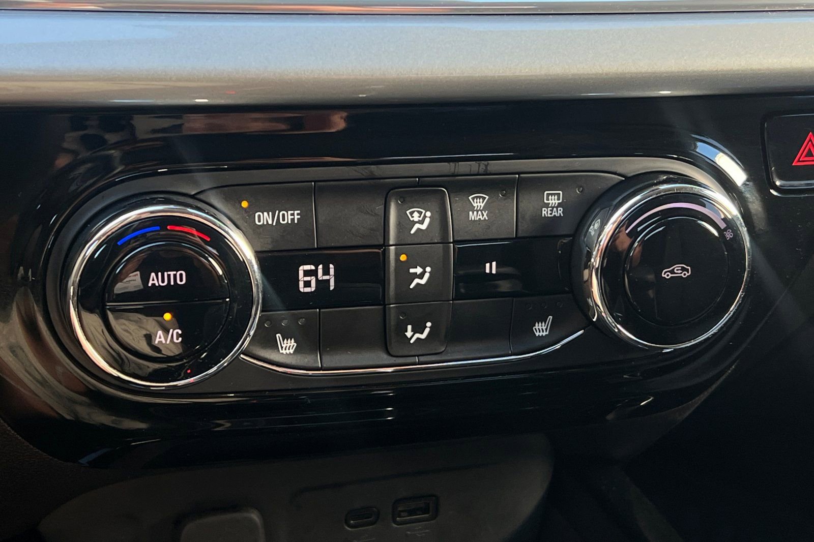 Used 2024 Chevrolet Trax LT w/ LT Convenience Package image 27