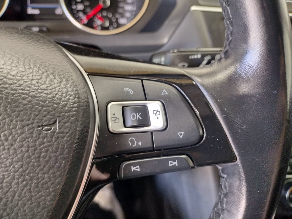 Used 2018 Volkswagen Tiguan SEL AWD/4WD image 26