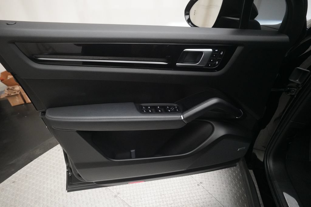 Certified 2022 Porsche Cayenne AWD/4WD image 11