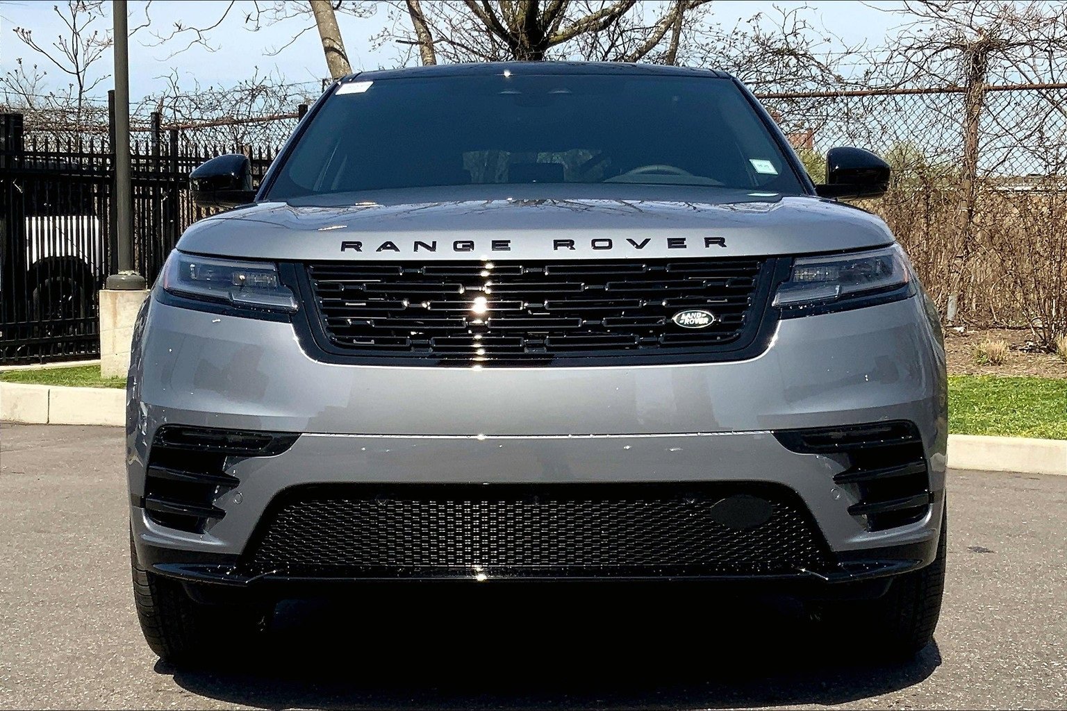 New 2026 Land Rover Range Rover Velar Dynamic SE image 3