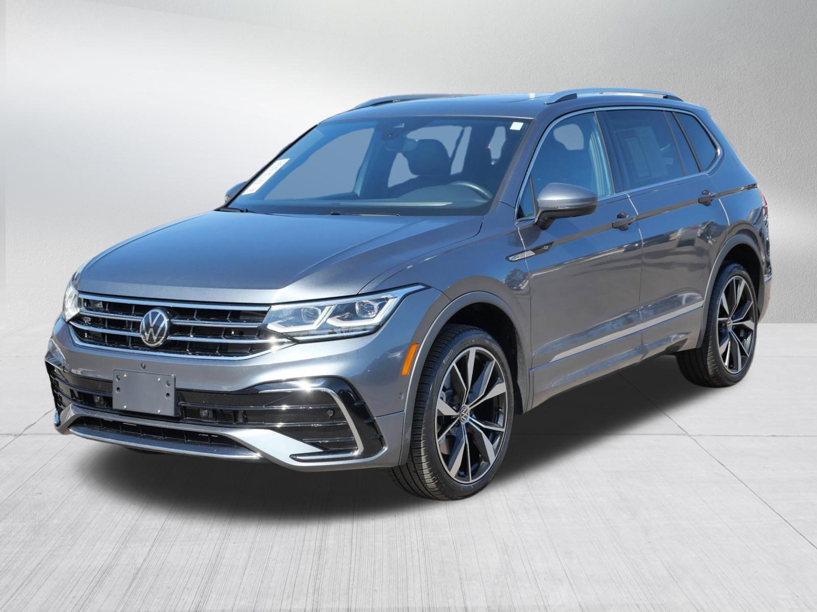 Used 2023 Volkswagen Tiguan SEL R-Line image 3