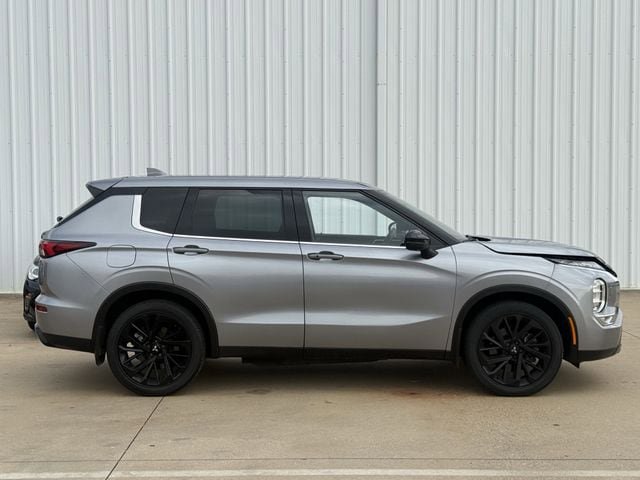 Used 2023 Mitsubishi Outlander SE image 3