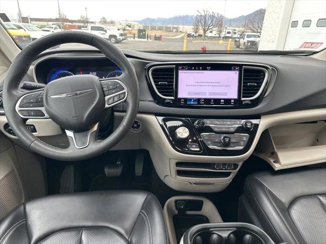 Certified 2023 Chrysler Pacifica Touring-L image 9