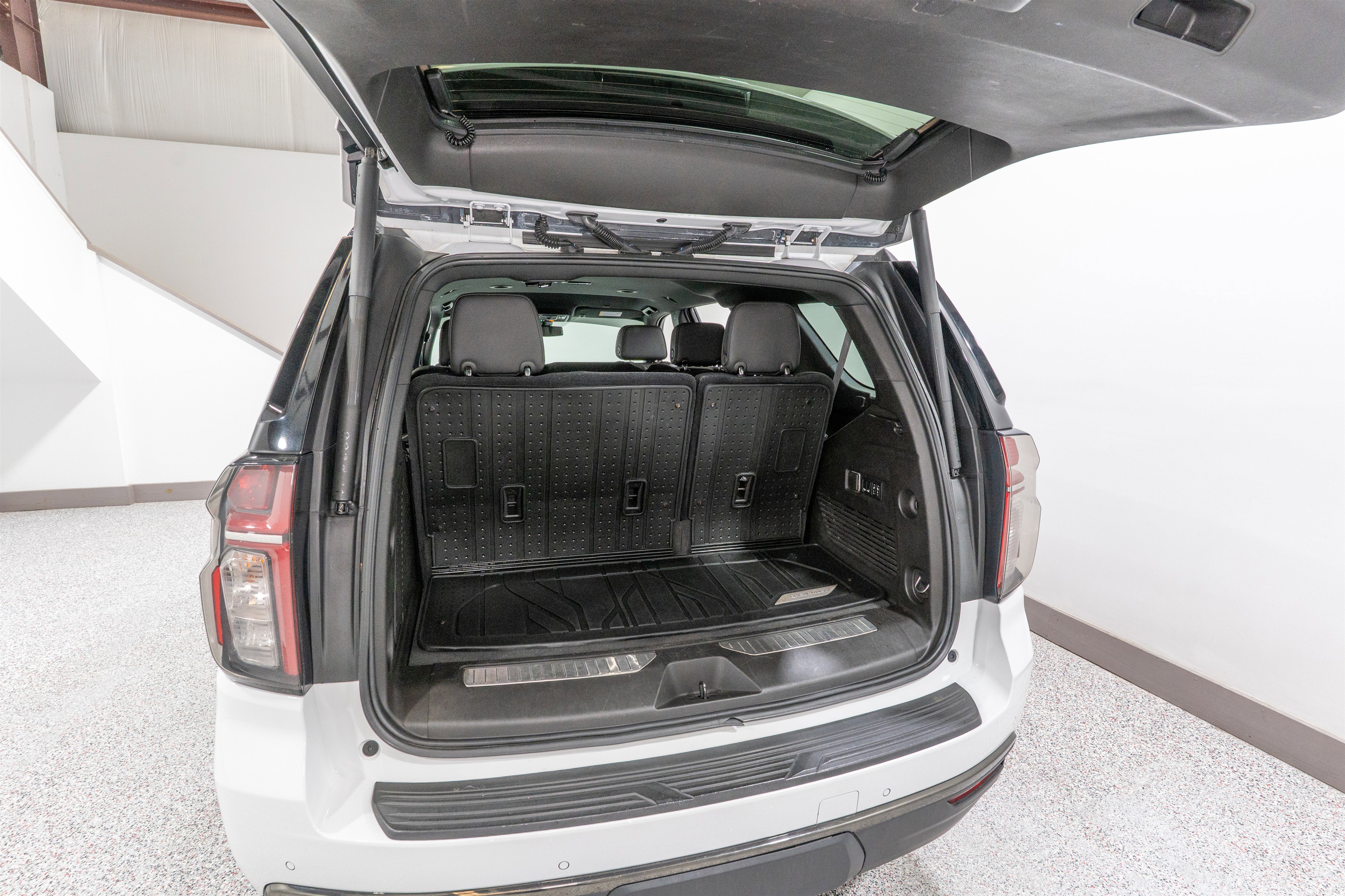 Used 2021 Chevrolet Tahoe RST w/ Luxury Package AWD/4WD image 33