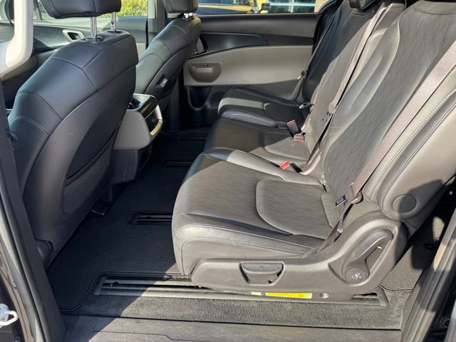 Used 2025 Kia Carnival FWD image 12