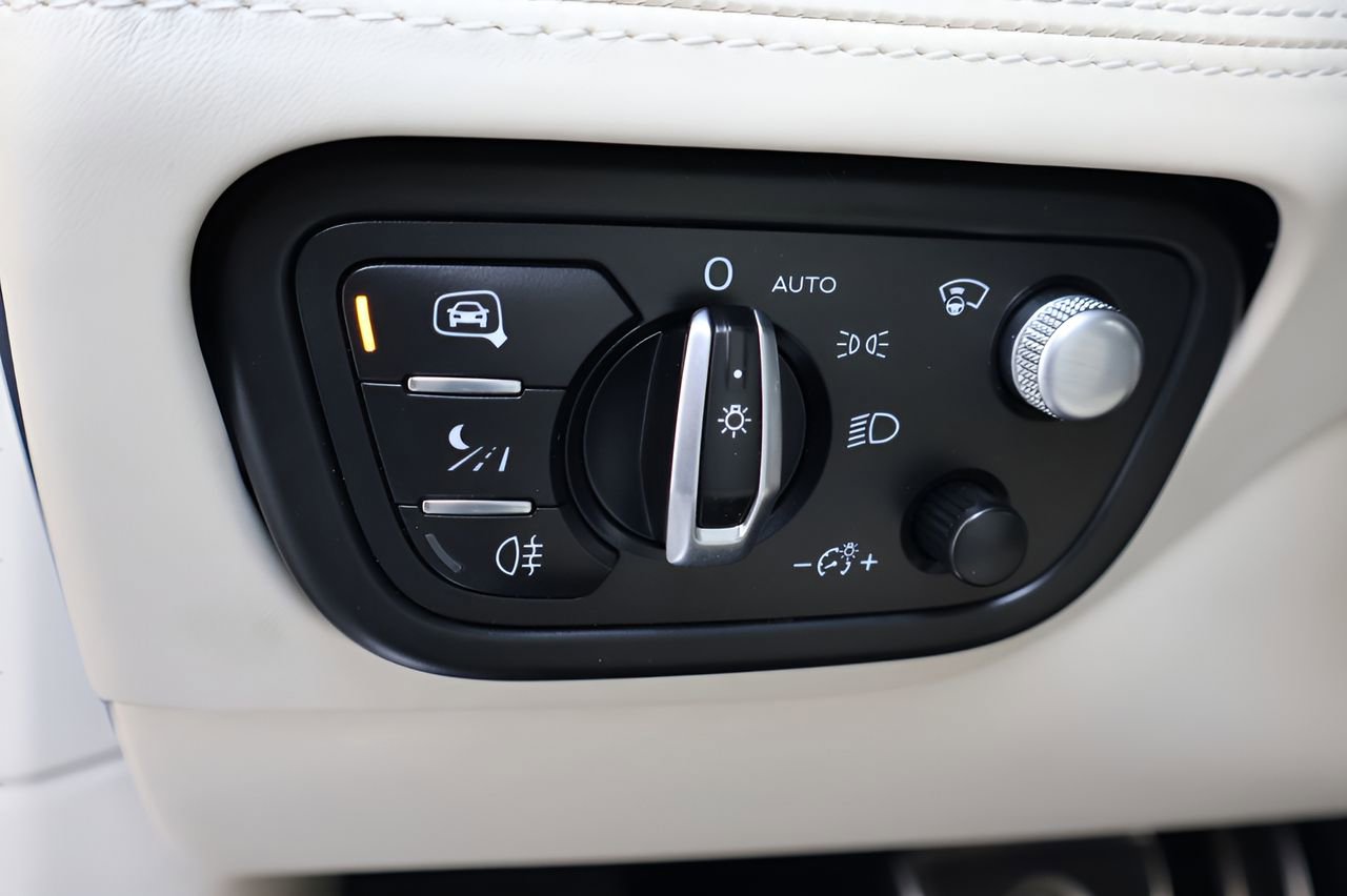 Used 2021 Bentley Bentayga image 23