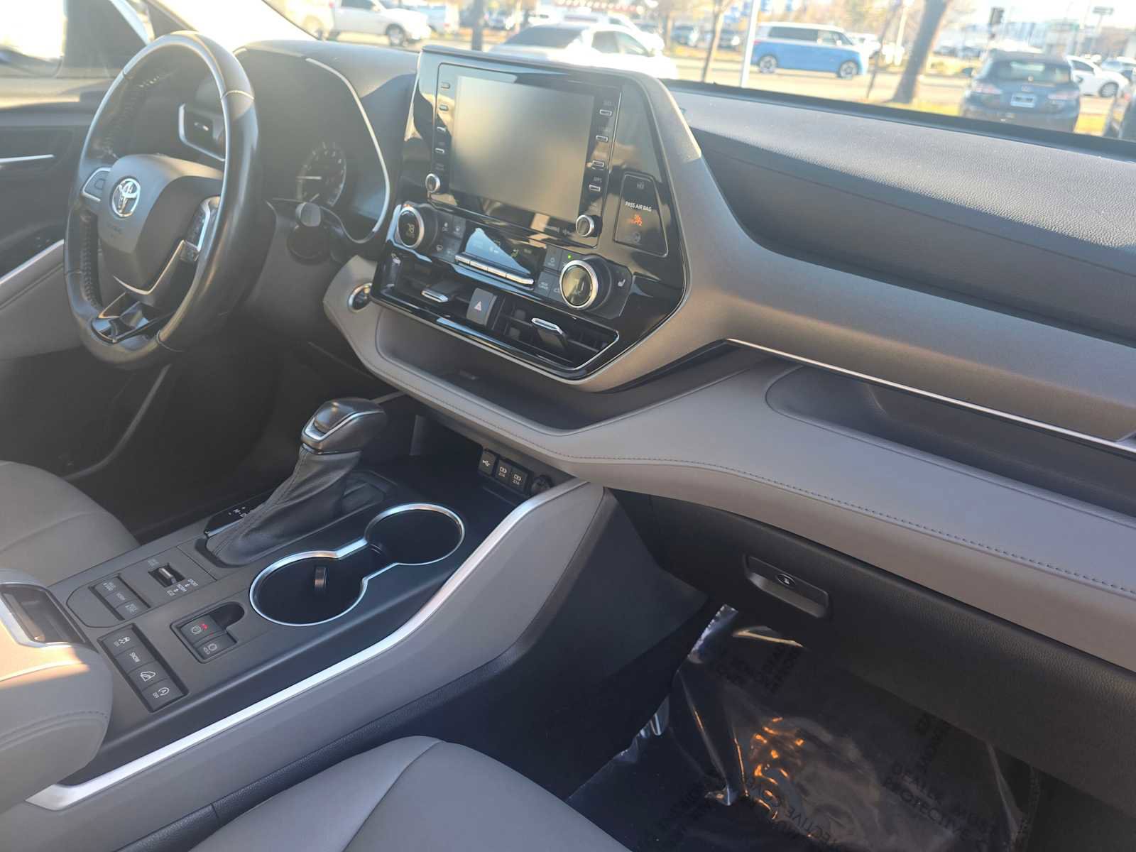 Used 2021 Toyota Highlander XLE image 12