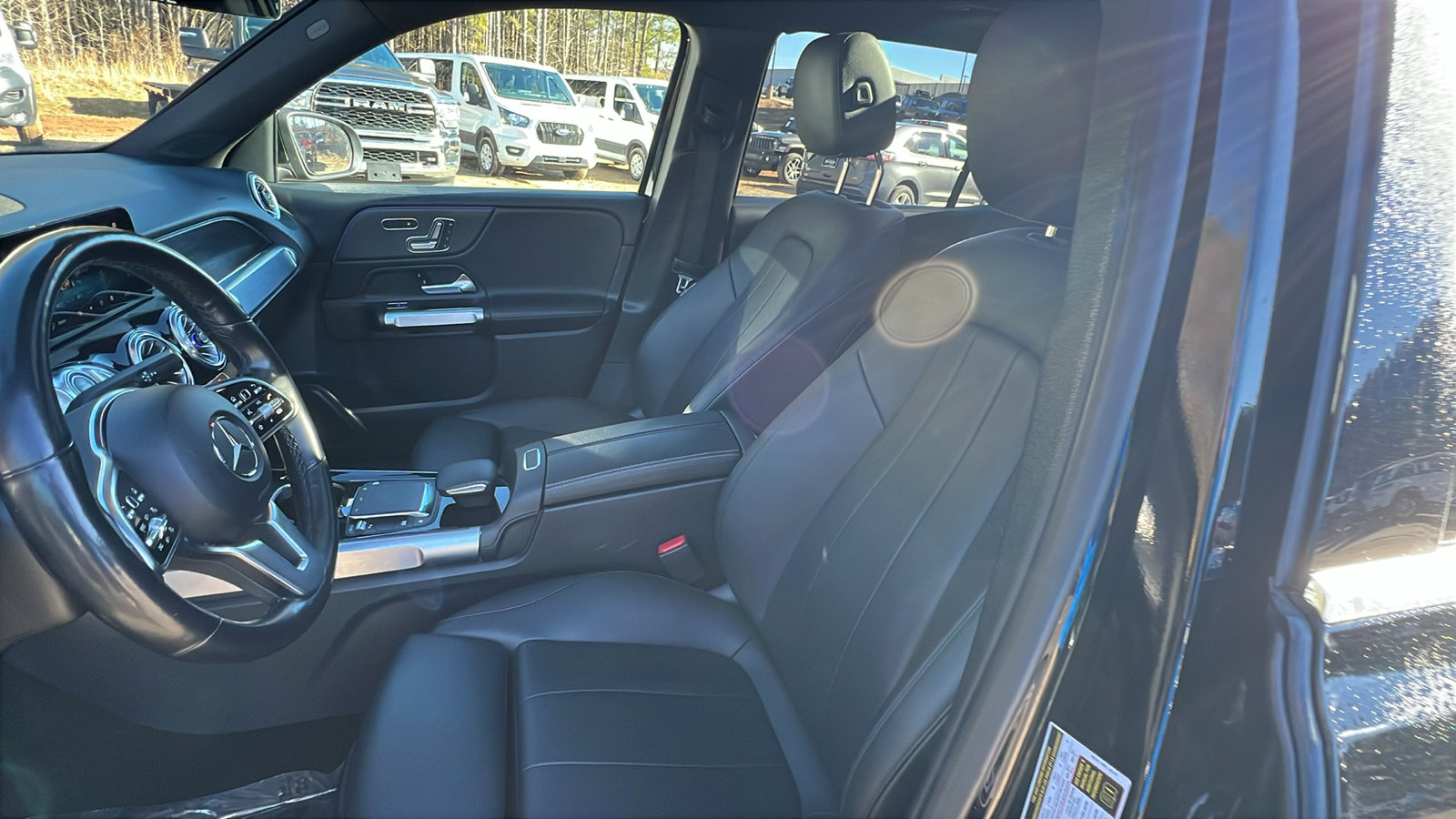 Used 2023 Mercedes-Benz GLB 250 4MATIC w/ Premium Package image 17