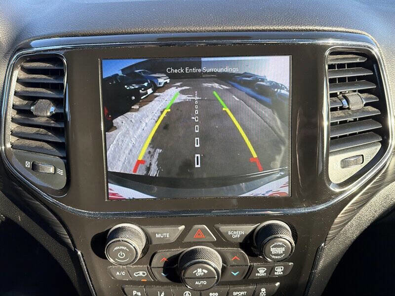 Used 2022 Jeep Grand Cherokee Laredo X AWD/4WD image 24