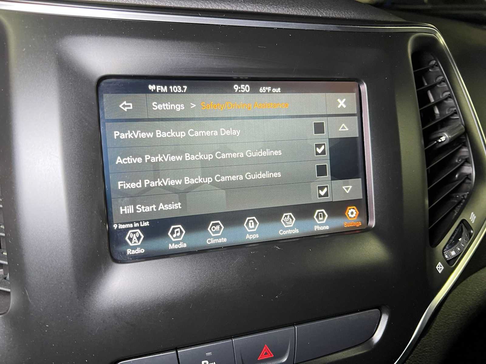 Used 2019 Jeep Cherokee Latitude Plus w/ Cold Weather Group AWD/4WD image 38