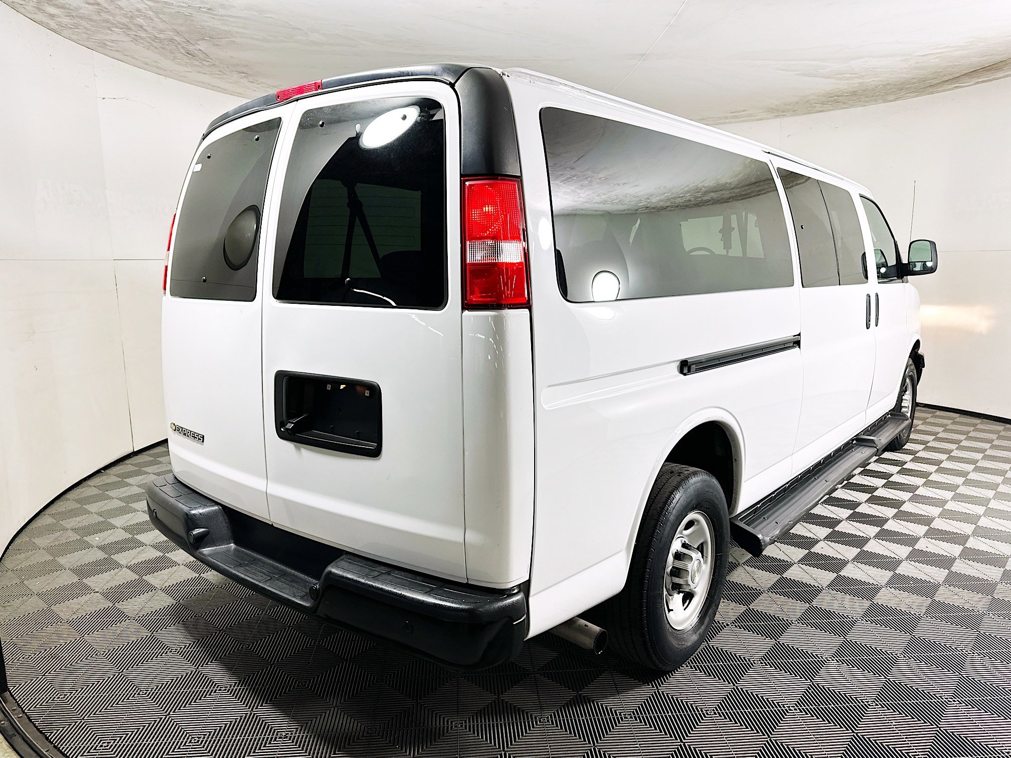 Used 2023 Chevrolet Express 3500 LS RWD image 3