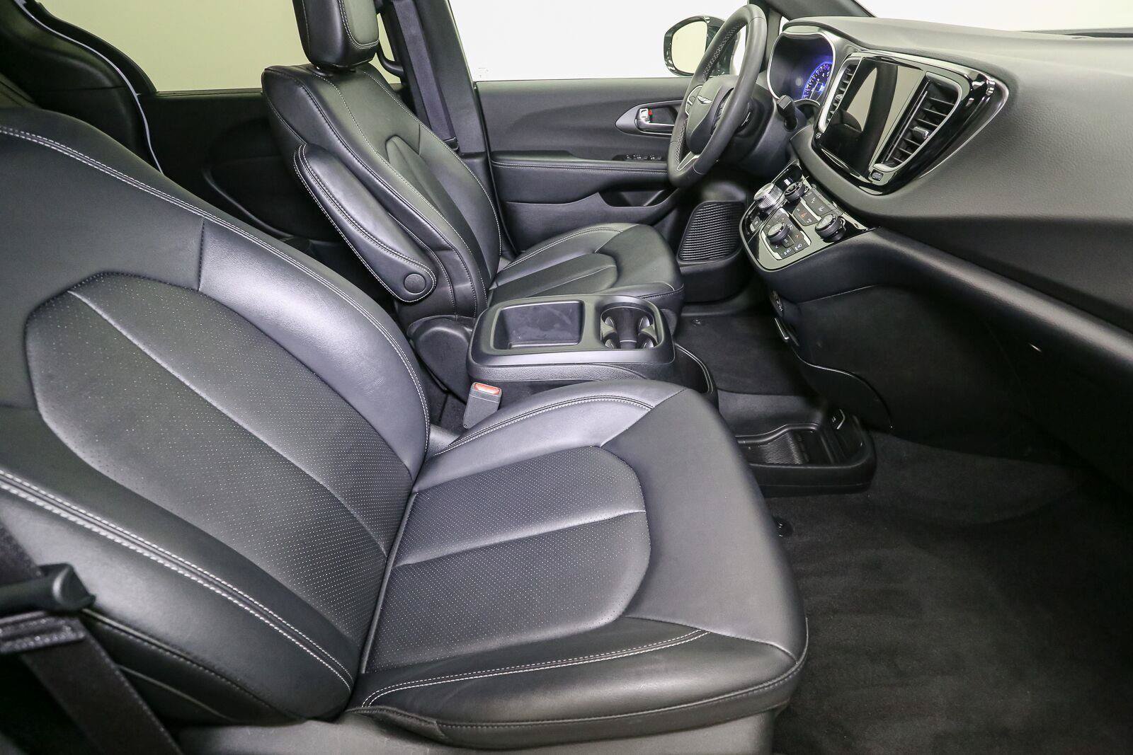 Used 2025 Chrysler Pacifica Select FWD image 16