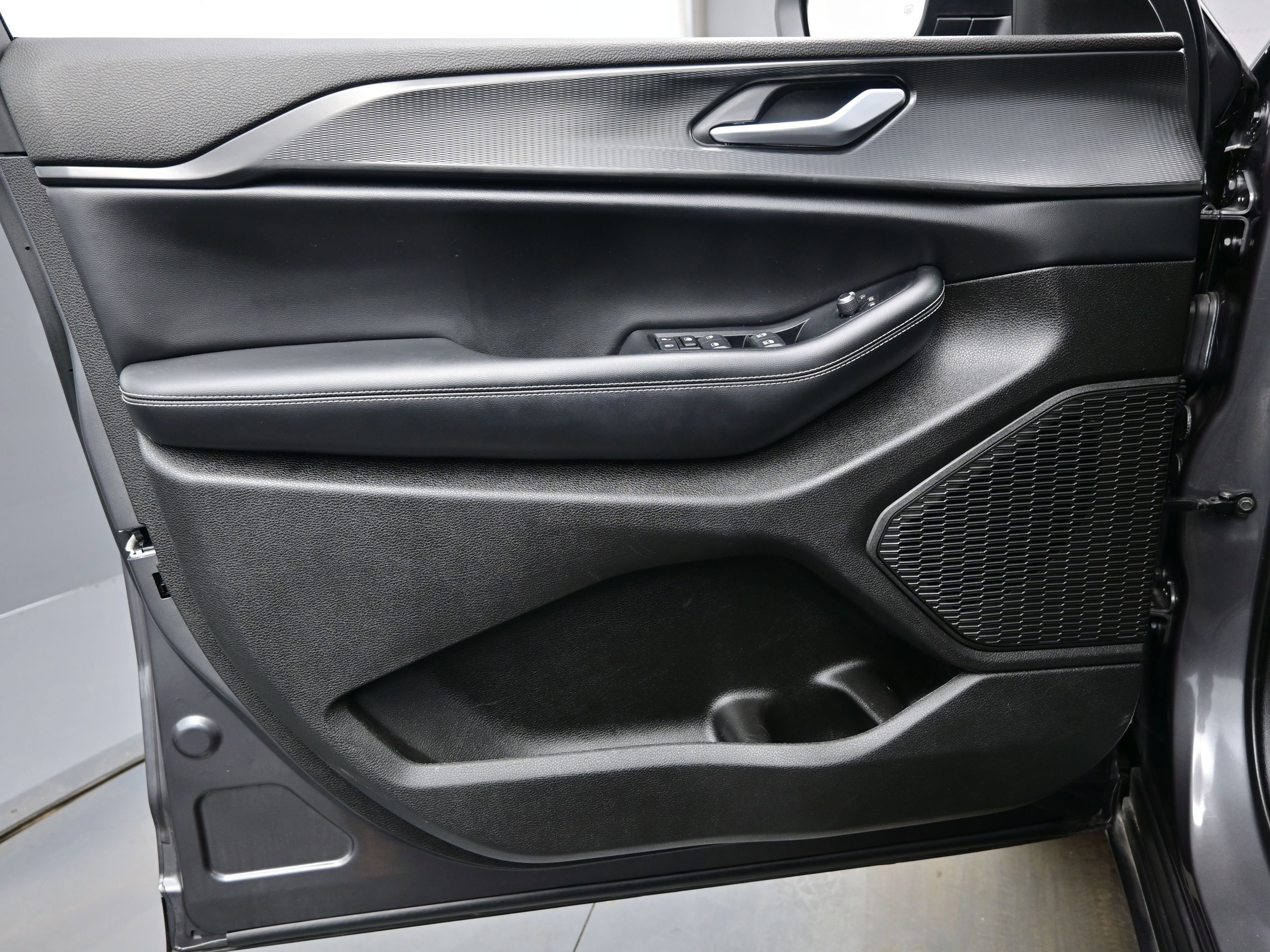 Used 2024 Jeep Grand Cherokee L Laredo w/ Luxury Tech Group I image 9