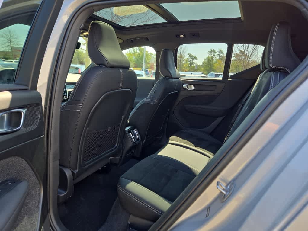 Used 2023 Volvo XC40 B5 Plus w/ Driver Assist Package AWD/4WD image 24