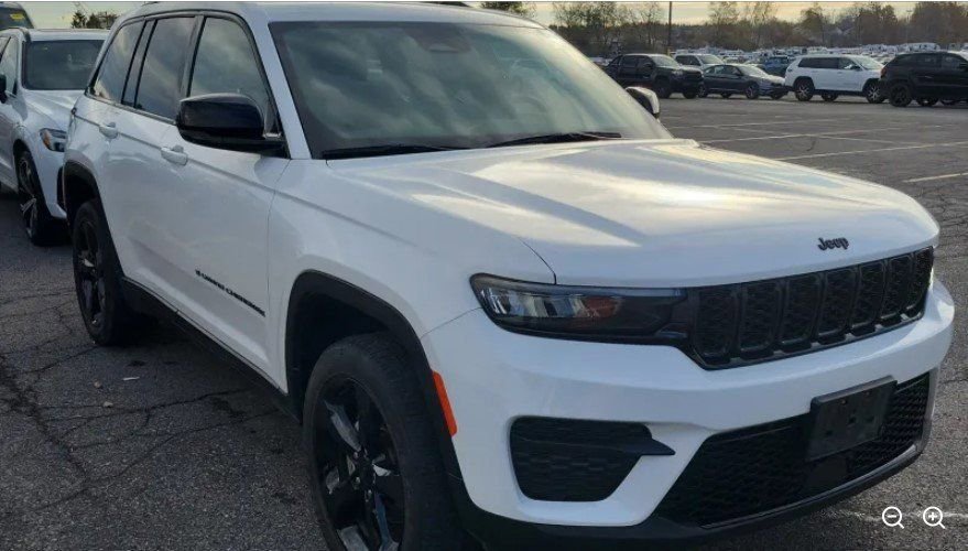 Used 2023 Jeep Grand Cherokee Altitude image 6