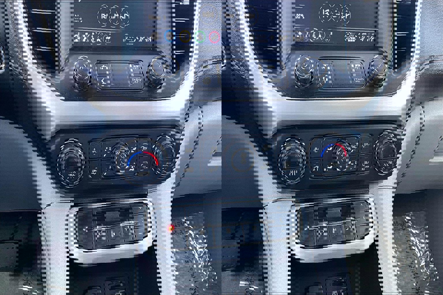 Used 2023 GMC Acadia SLT image 15