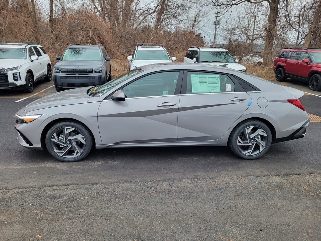 Used 2025 Hyundai Elantra Limited image 7