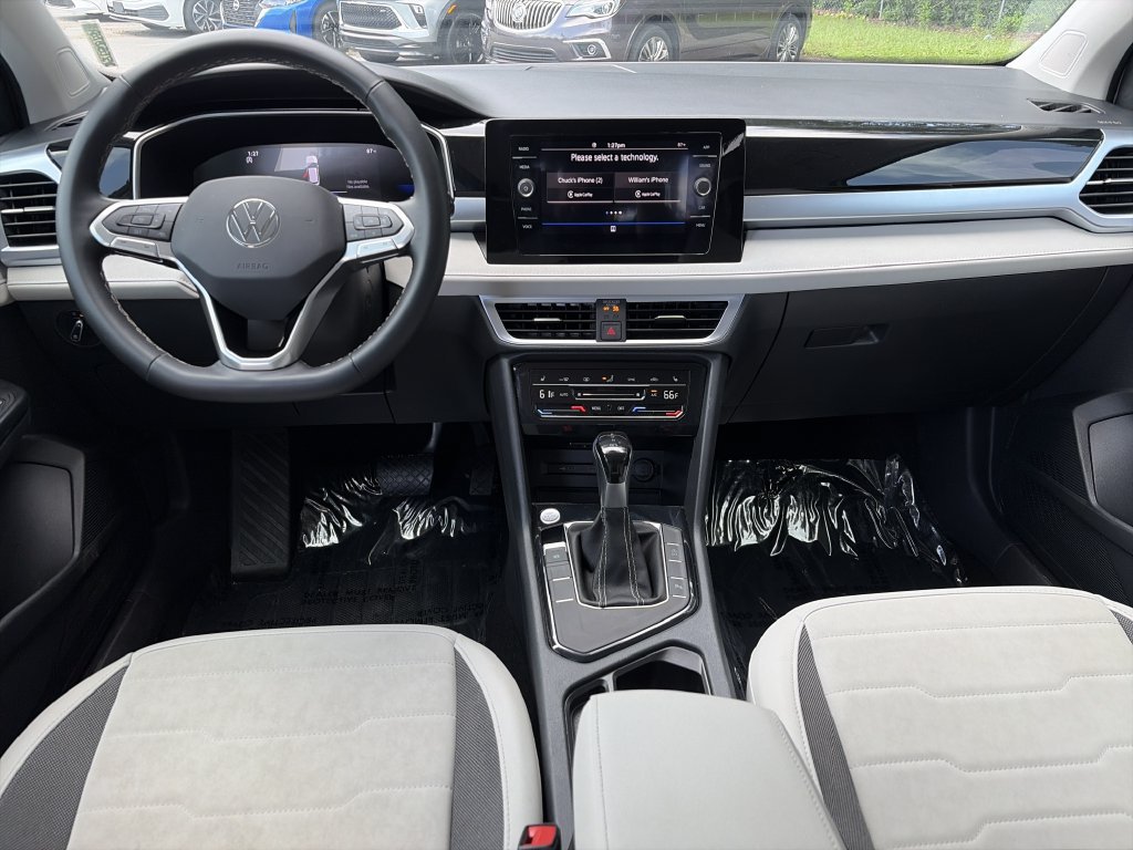 Certified 2025 Volkswagen Taos SE FWD image 2