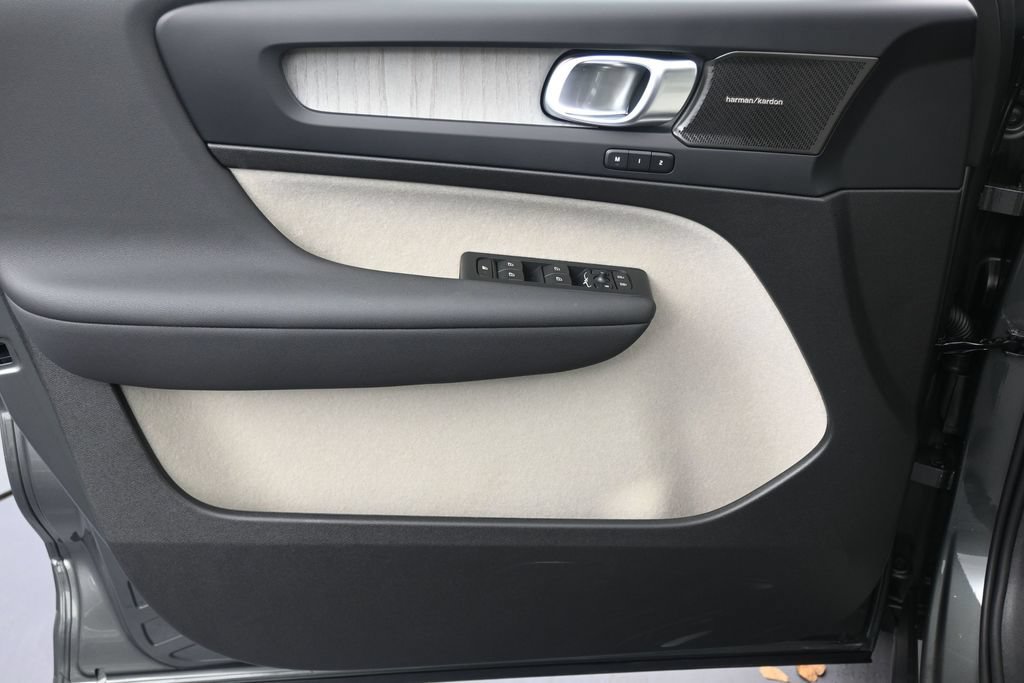 New 2026 Volvo XC40 B5 Plus AWD/4WD image 10