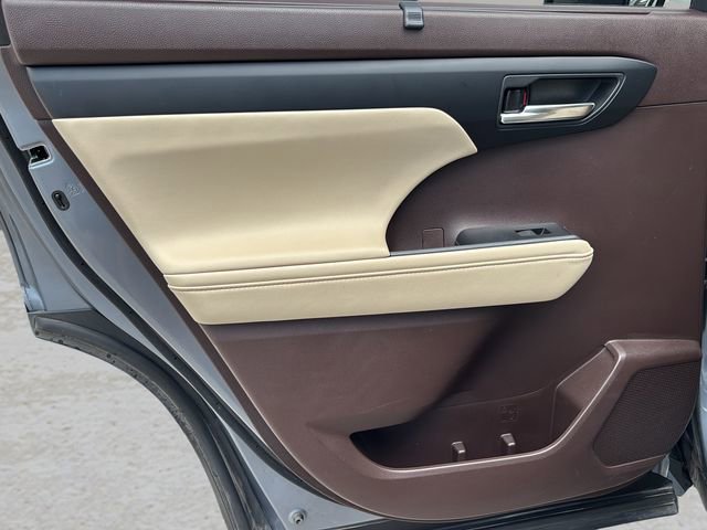 Used 2020 Toyota Highlander XLE FWD image 14