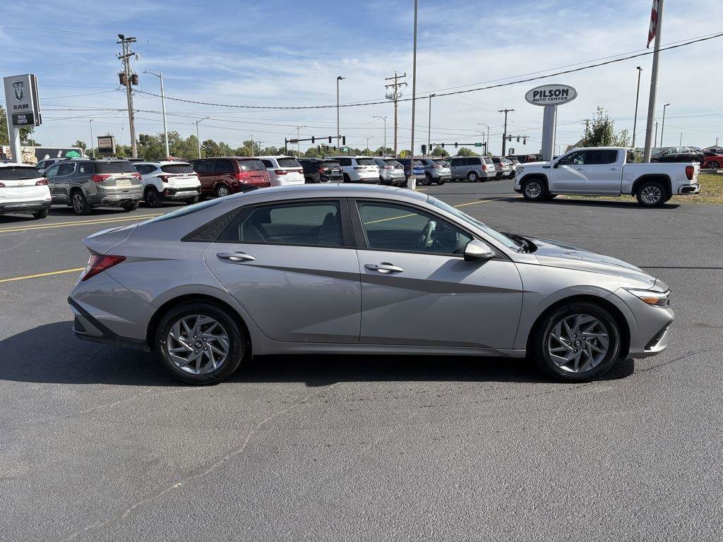 Used 2024 Hyundai Elantra SEL image 25