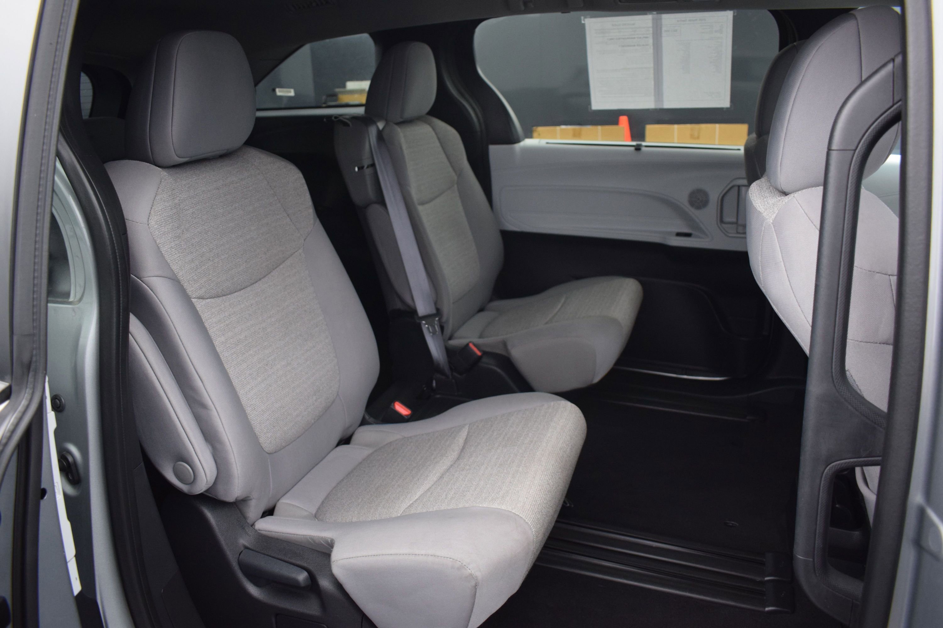 Used 2025 Toyota Sienna LE FWD image 11