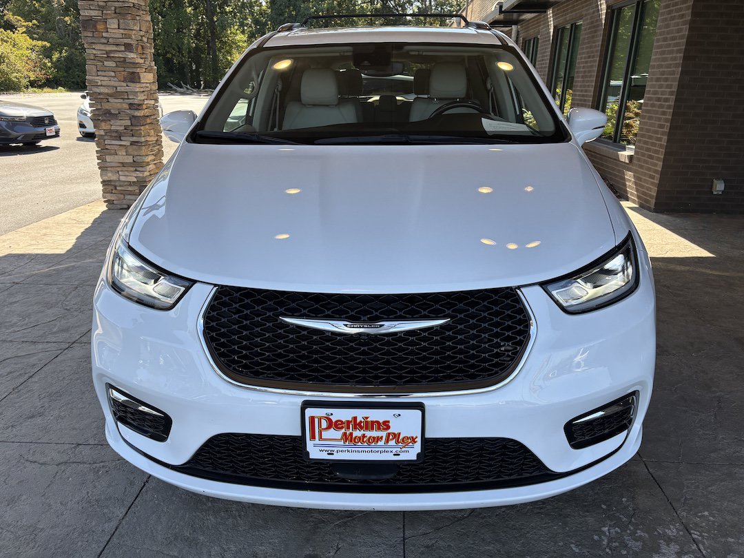 Used 2021 Chrysler Pacifica Touring-L FWD image 3