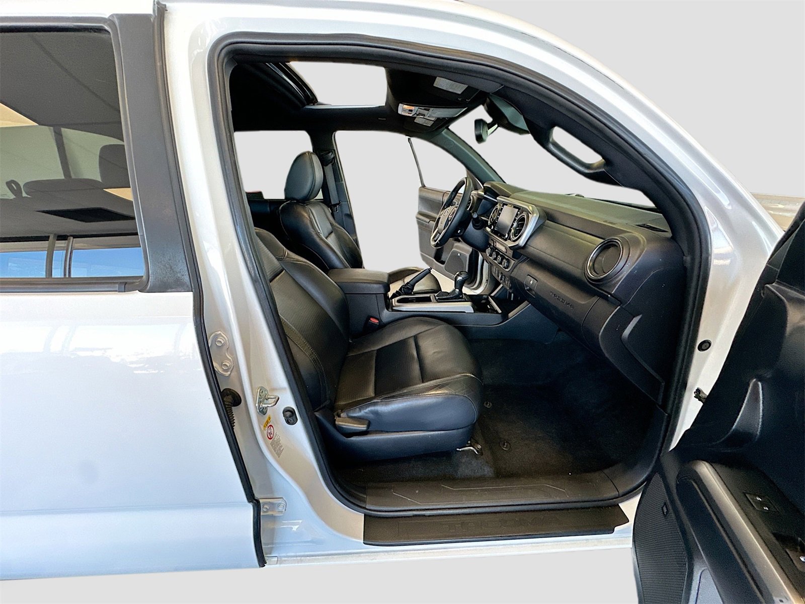 Used 2020 Toyota Tacoma Limited image 29