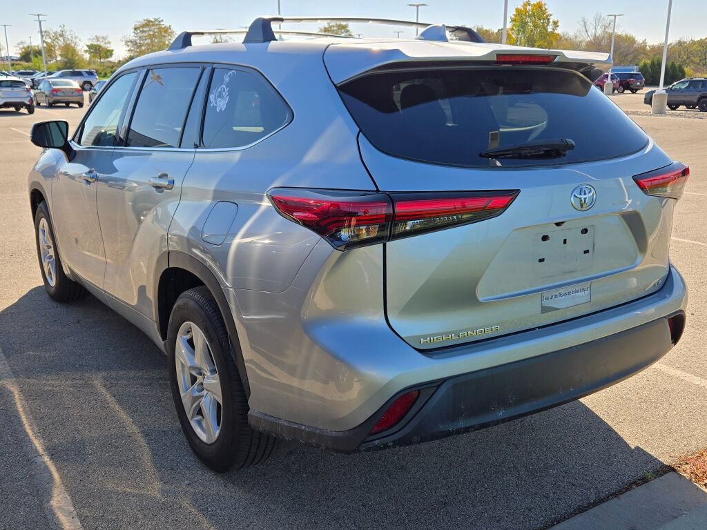 Used 2021 Toyota Highlander LE FWD image 4