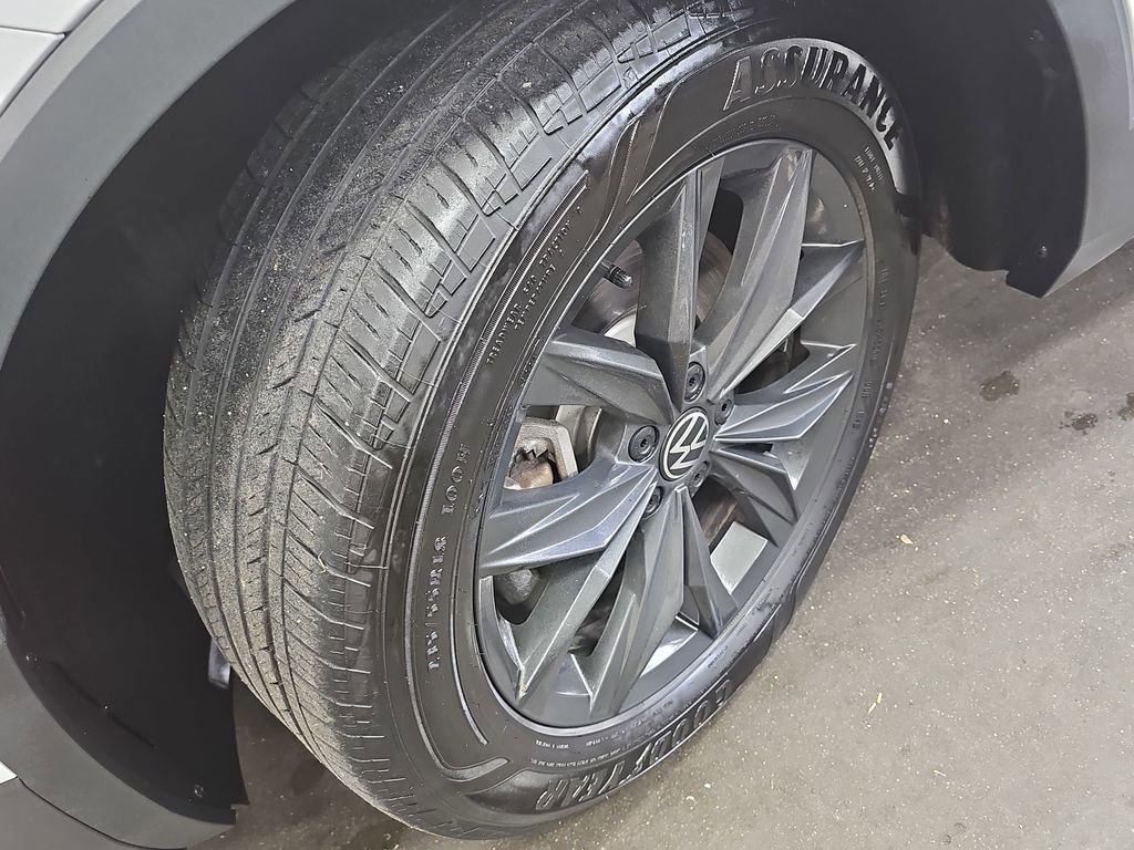 Used 2024 Volkswagen Tiguan SE image 31