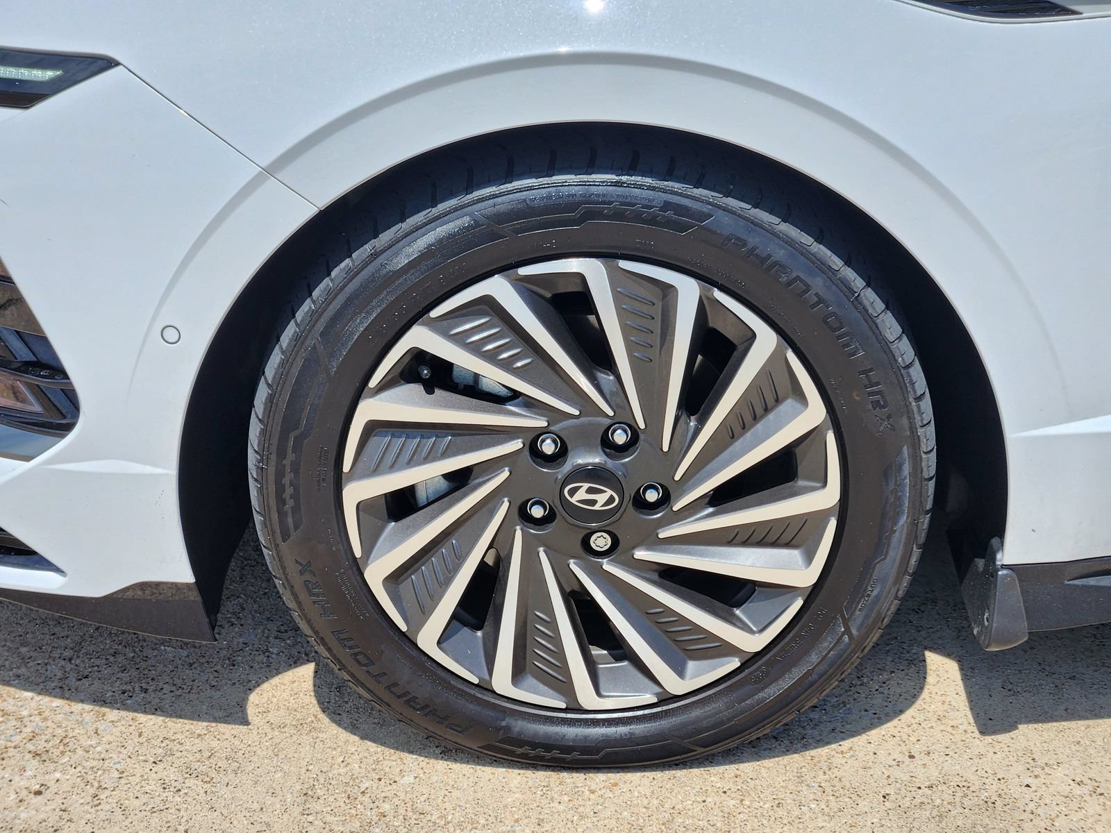 Used 2025 Hyundai Sonata Limited FWD image 14
