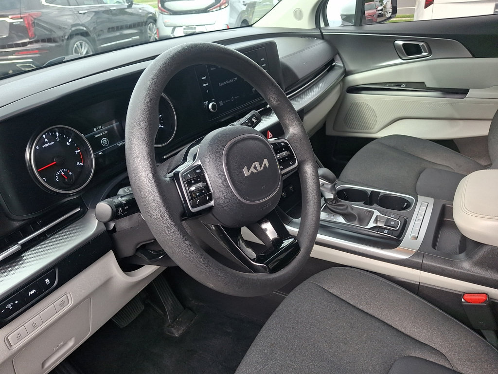 Used 2022 Kia Carnival LX FWD image 27