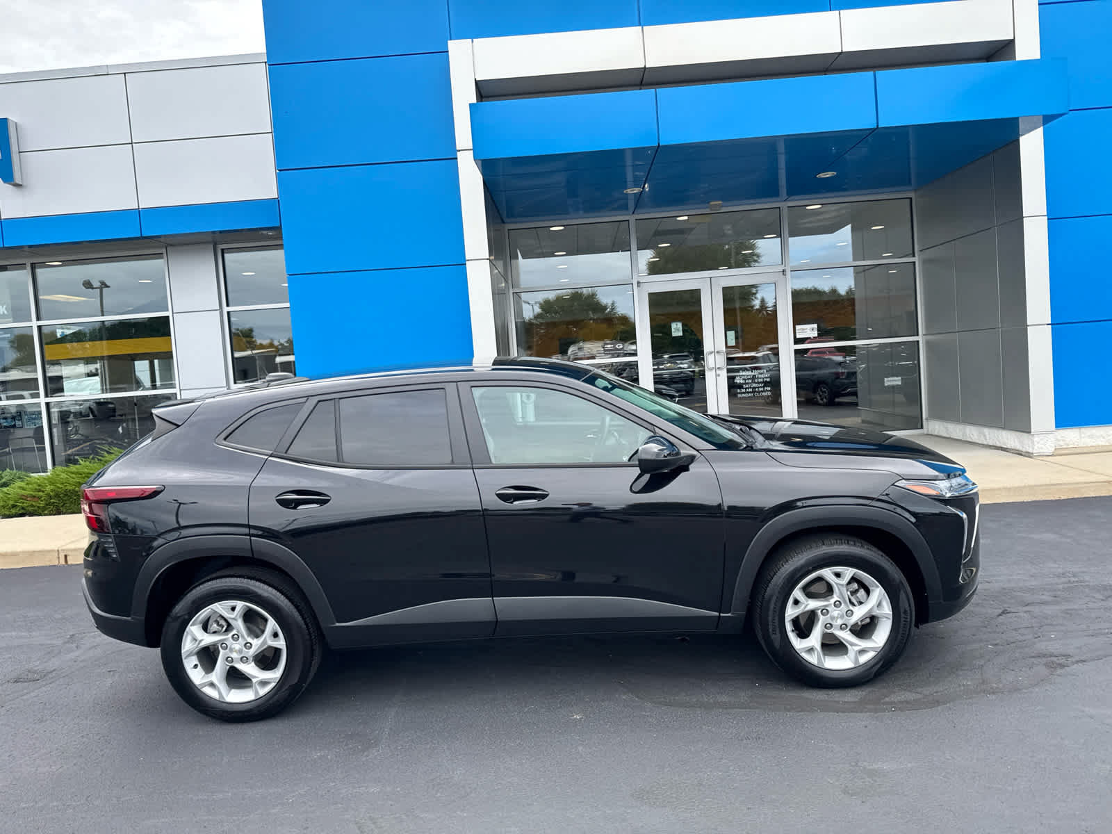 Used 2024 Chevrolet Trax LS w/ LS Convenience Package FWD image 3