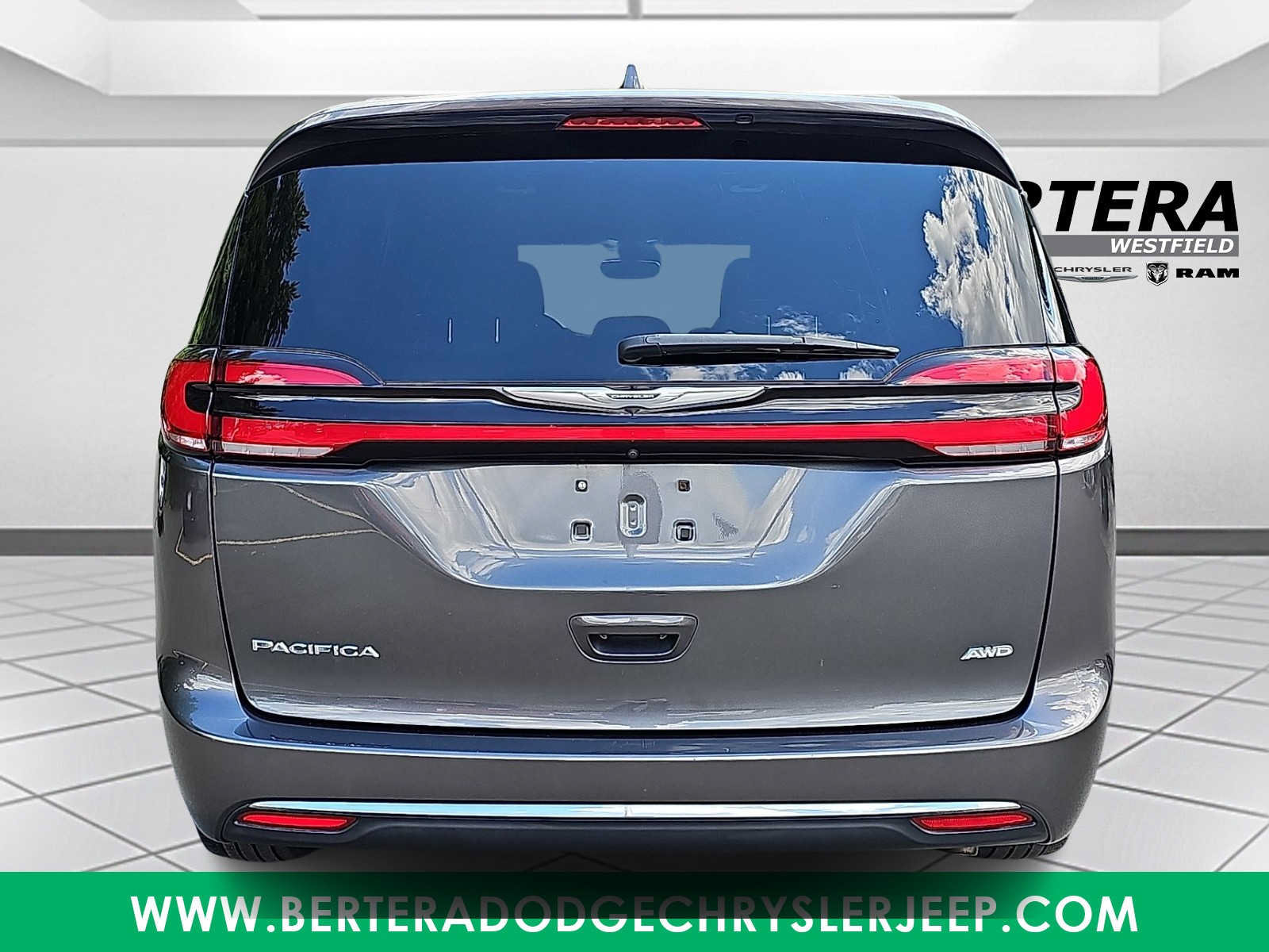 Used 2022 Chrysler Pacifica Touring AWD/4WD image 5