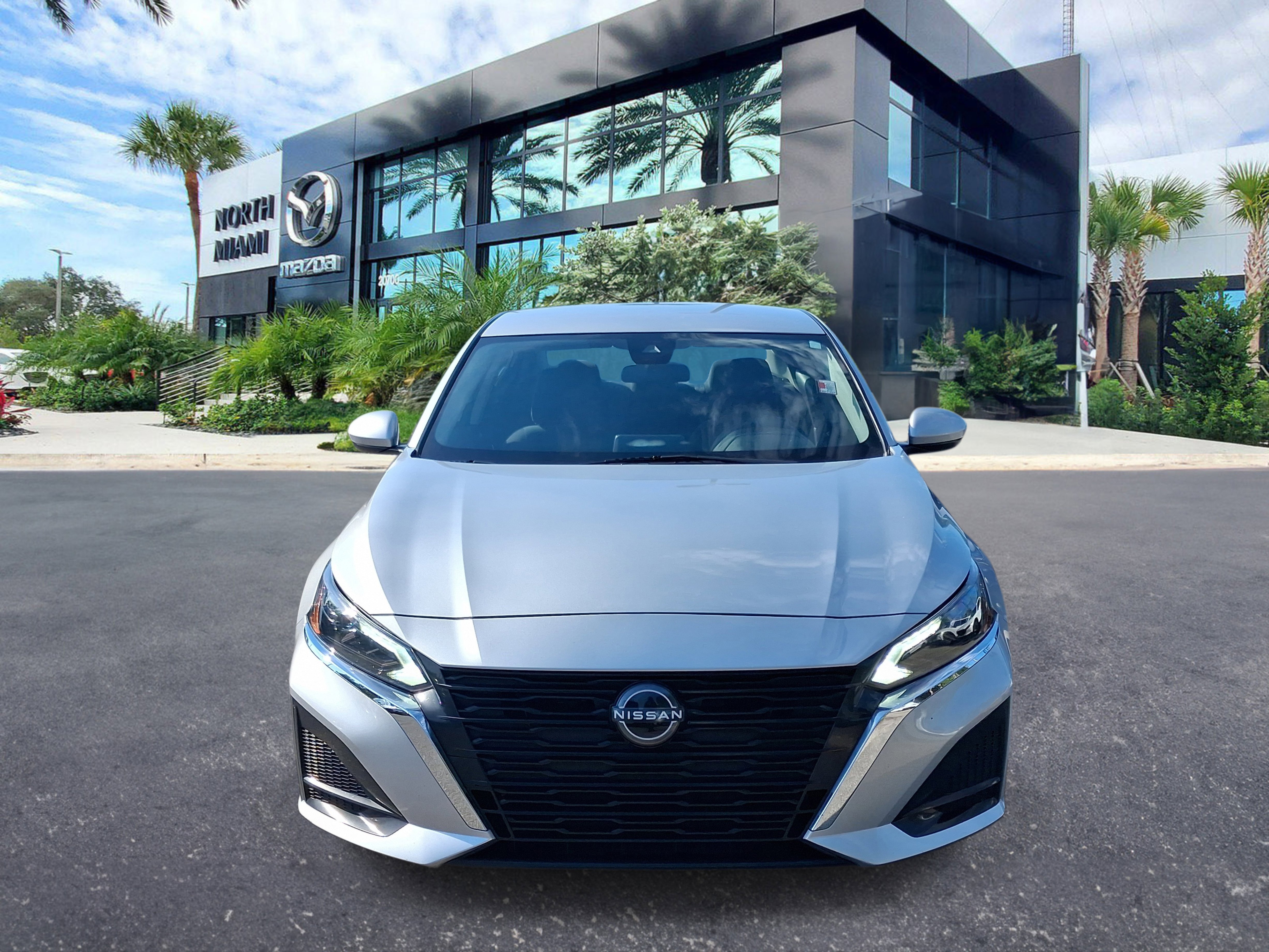 Used 2023 Nissan Altima 2.5 SV FWD image 2