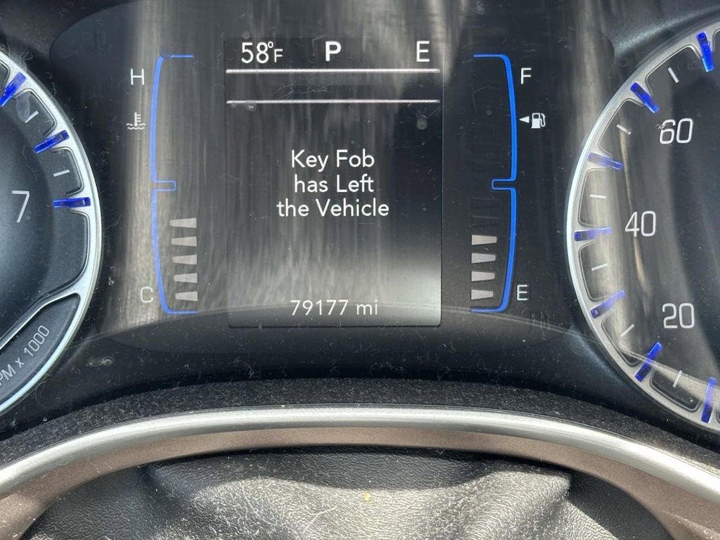 Used 2017 Chrysler Pacifica Touring-L FWD image 19