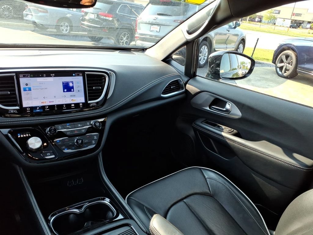 Certified 2025 Chrysler Pacifica Limited FWD image 18