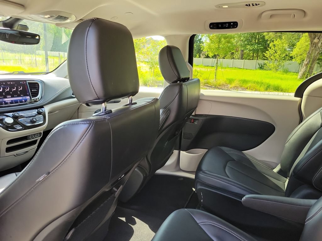 Used 2024 Chrysler Pacifica Limited FWD image 31