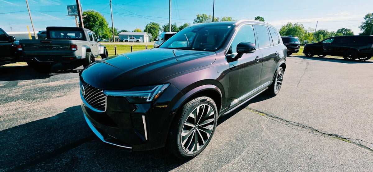 Used 2025 Volvo XC90 B6 Ultra w/ Lounge Package AWD/4WD image 3