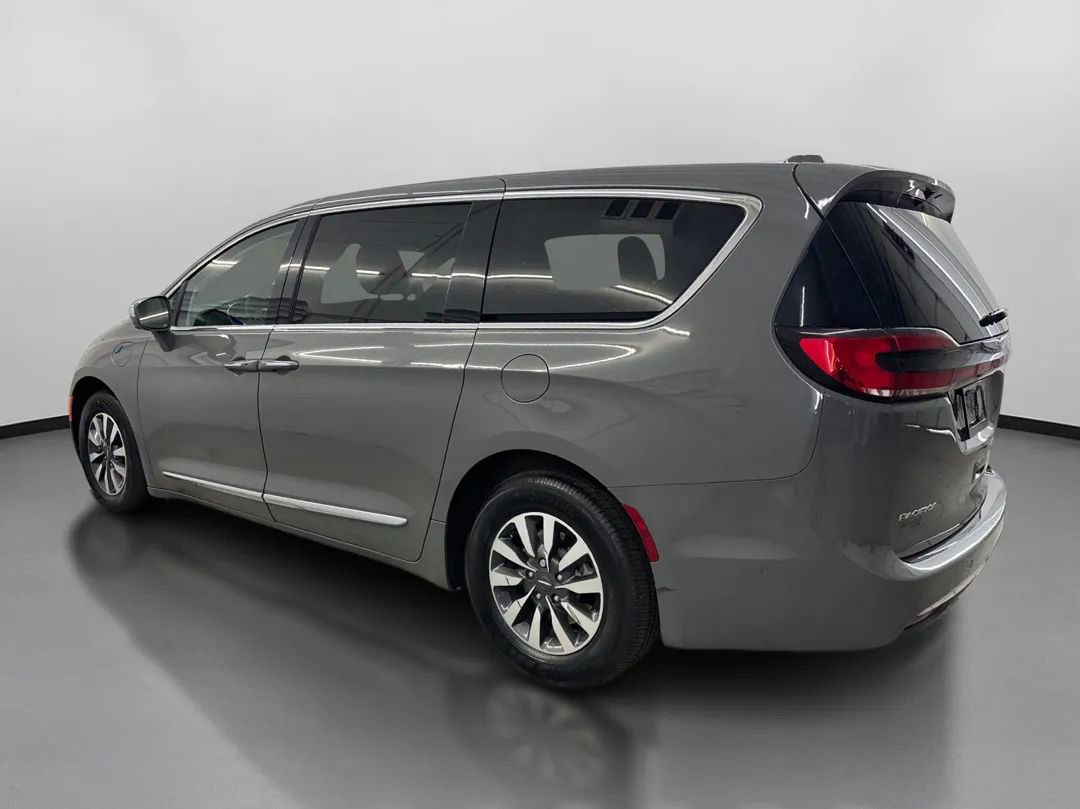 Used 2022 Chrysler Pacifica Limited w/ Uconnect Theater Family Group FWD image 7