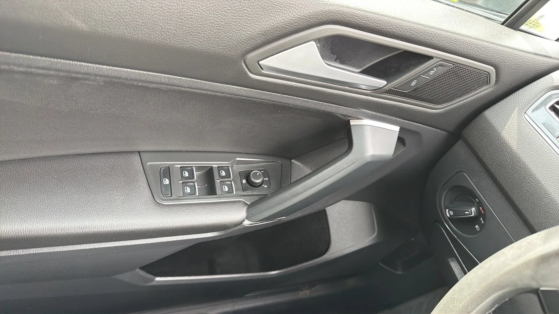 Used 2020 Volkswagen Tiguan SE AWD/4WD image 23