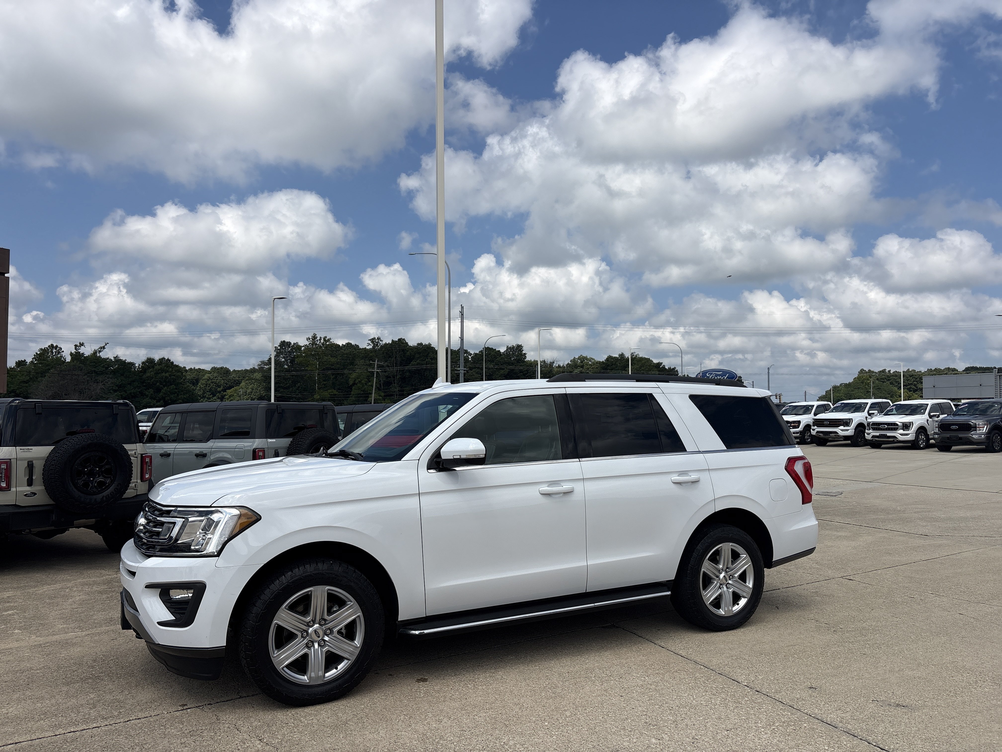 Used 2020 Ford Expedition XLT w/ Equipment Group 202A AWD/4WD image 3
