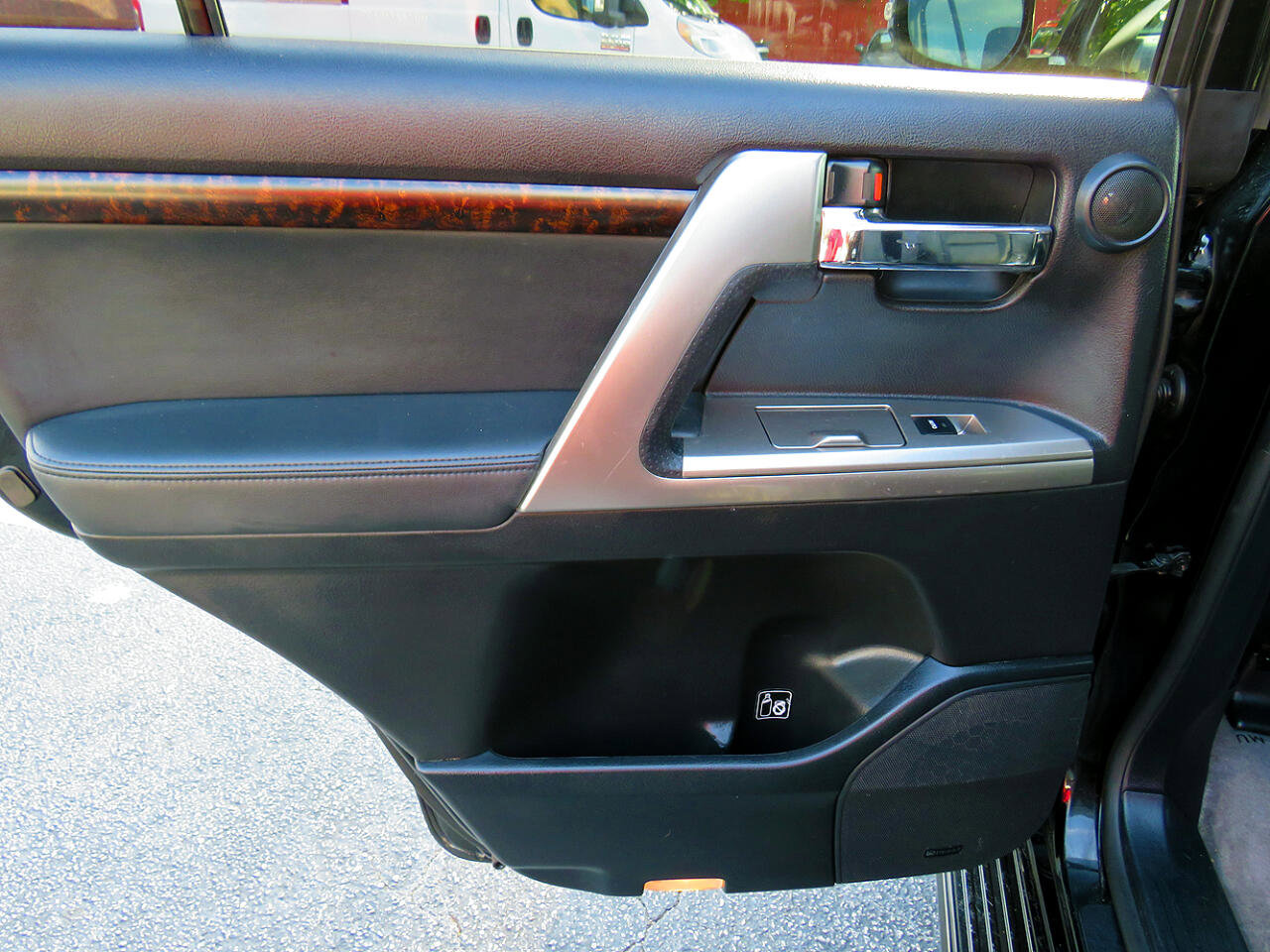 Used 2015 Toyota Land Cruiser image 32