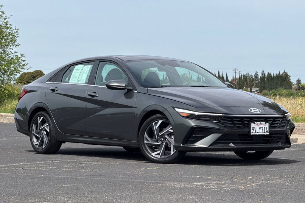 Used 2025 Hyundai Elantra SEL image 2