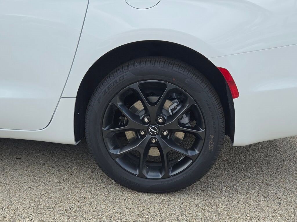 New 2026 Chrysler Pacifica Limited w/ S Appearance Package image 15