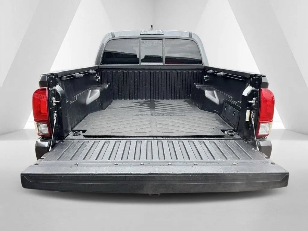 Used 2020 Toyota Tacoma SR image 32