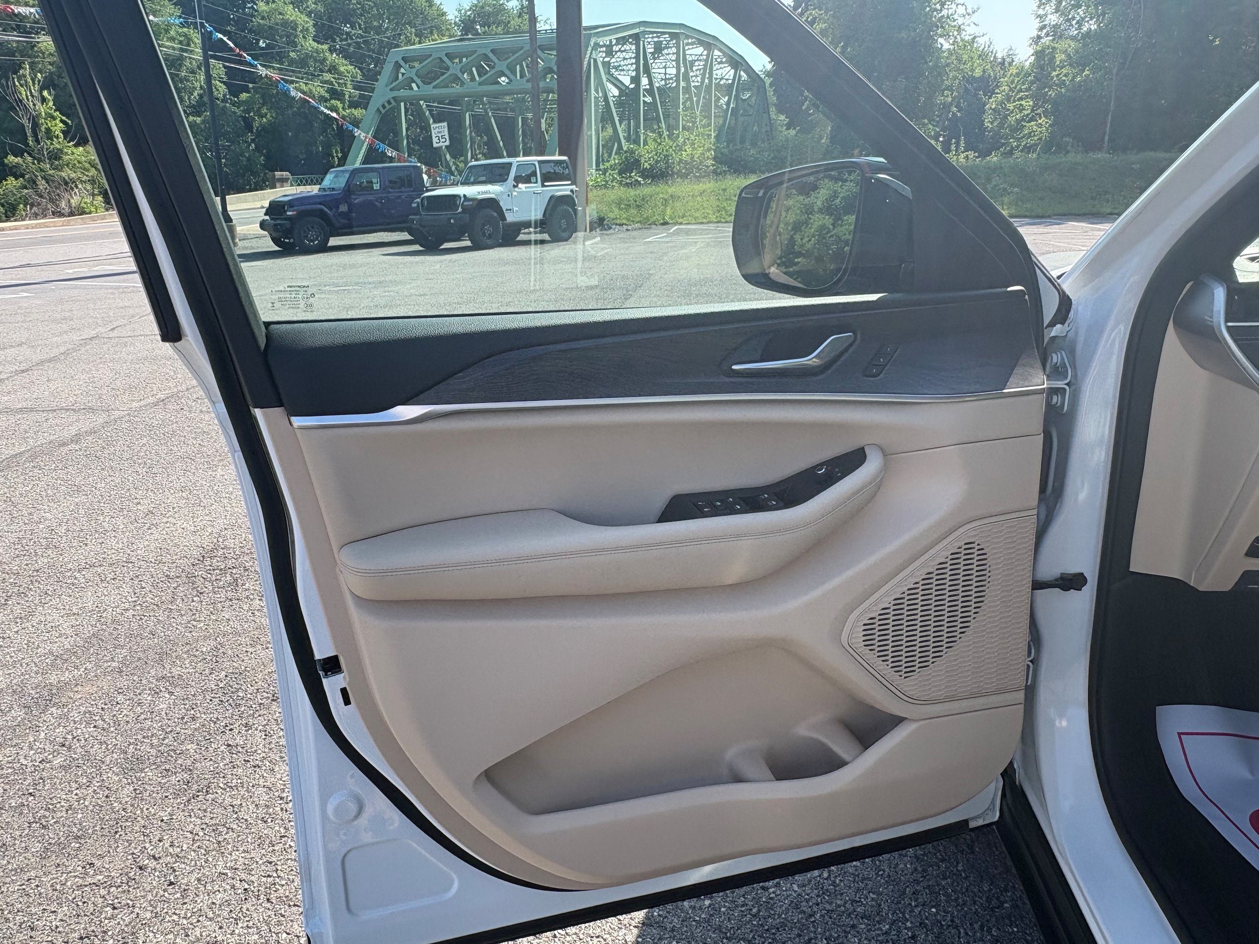 Certified 2025 Jeep Grand Cherokee Limited AWD/4WD image 15