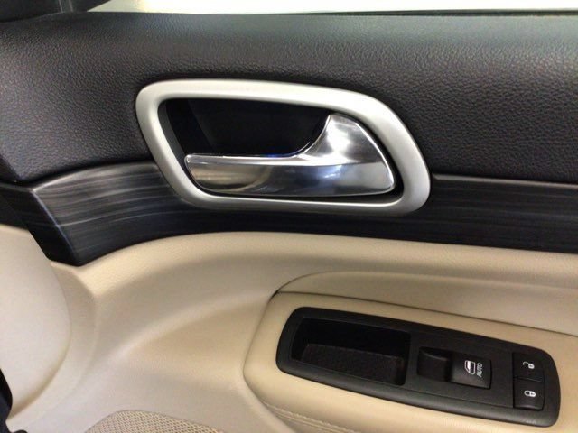 Used 2019 Jeep Grand Cherokee Laredo AWD/4WD image 10