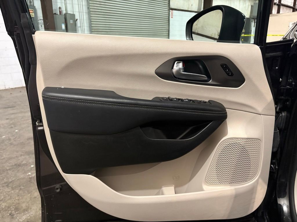 Used 2023 Chrysler Pacifica Touring-L image 16